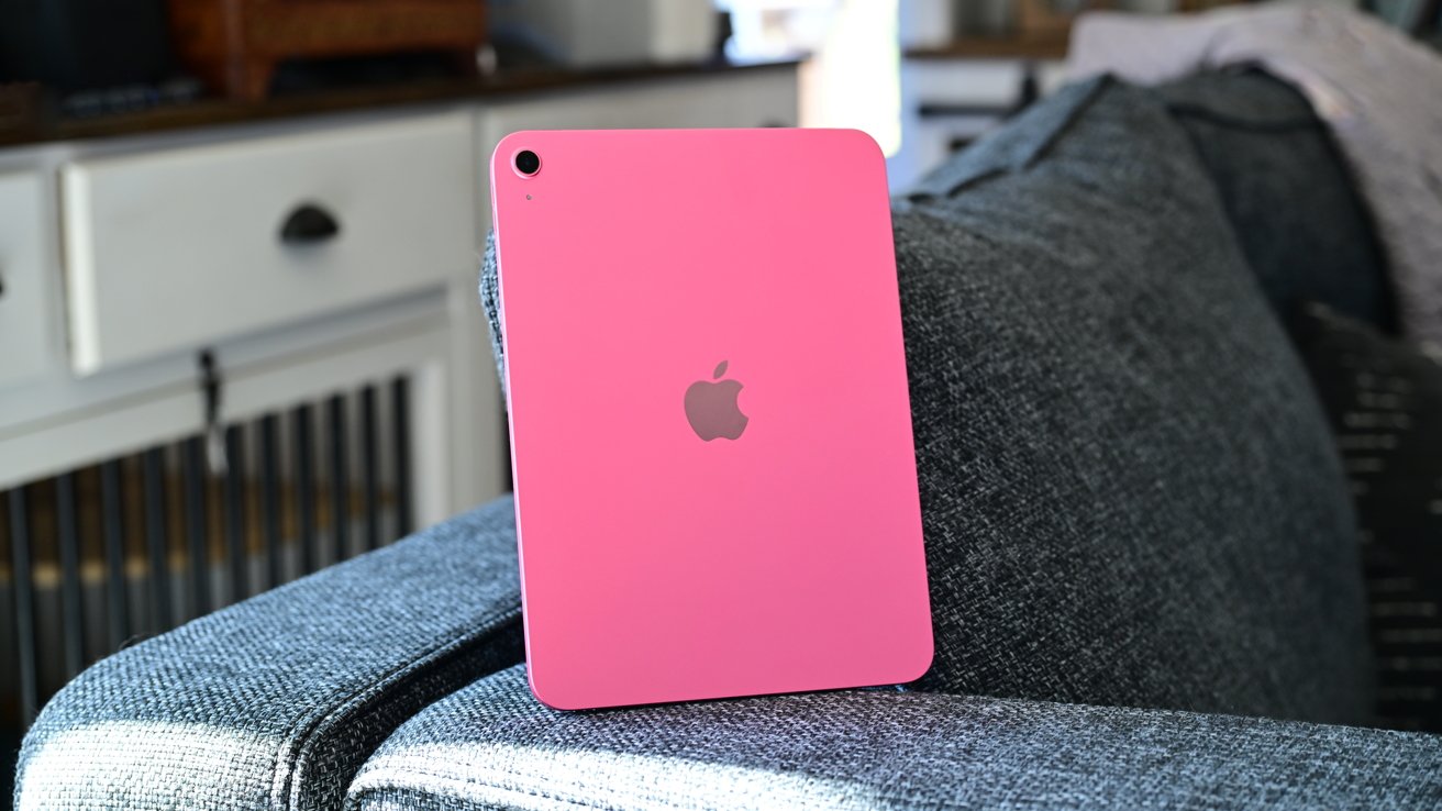 iPad 11 rosa en un mueble gris
