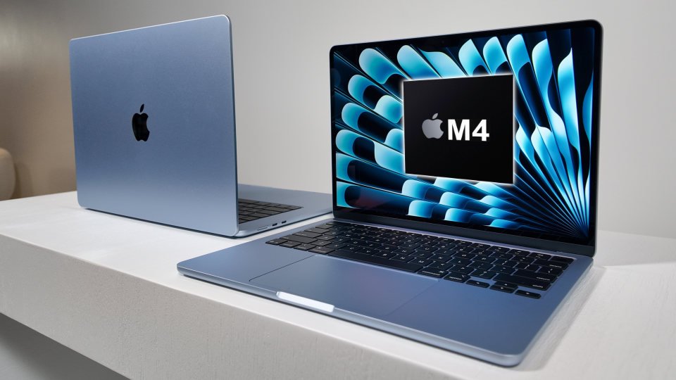 Dos Laptops Apple MacBook Air M4 grises sobre una mesa blanca, una abierta de espalda y otra abierta de frente