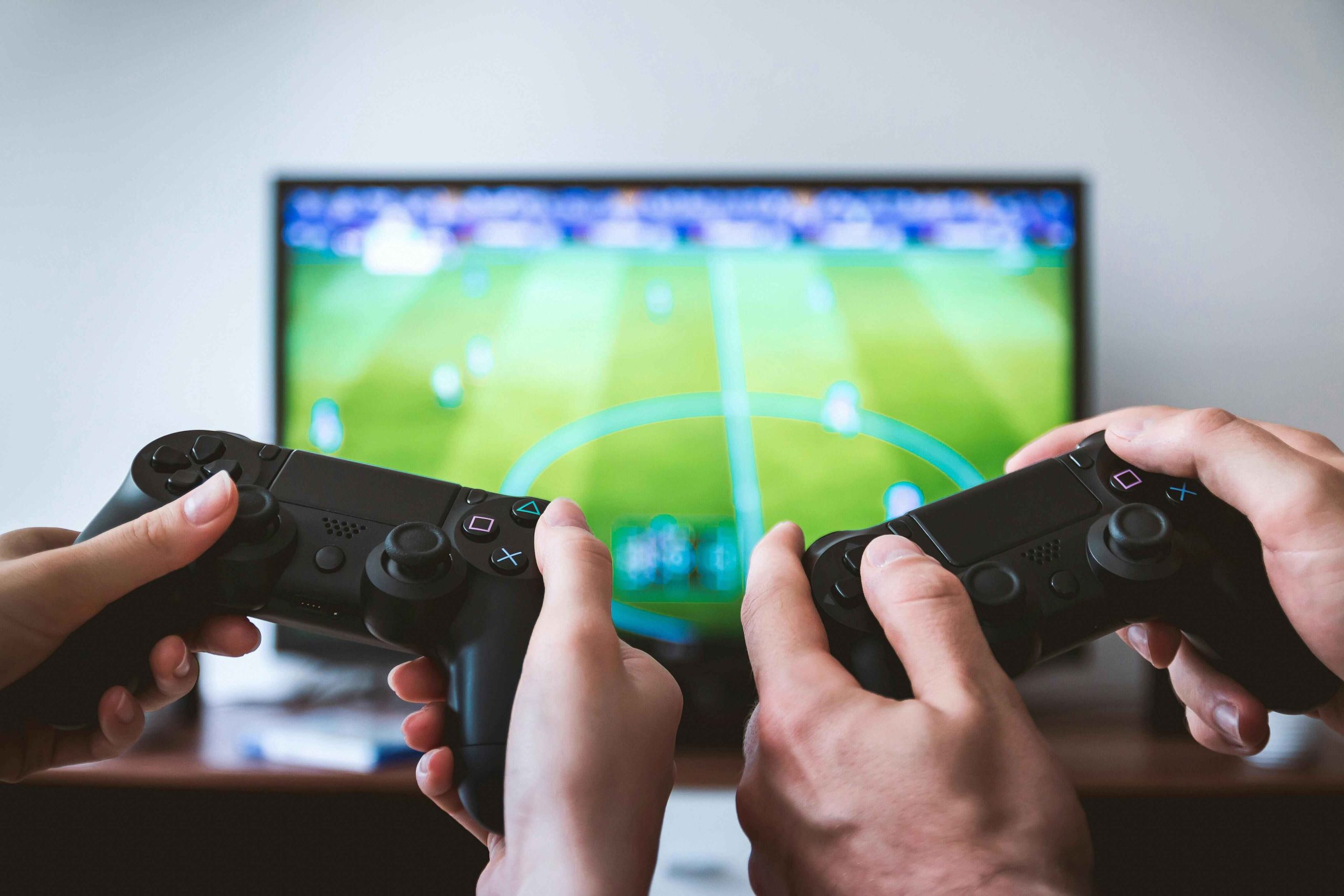 Vista de enfoque de un para de controles para consola de videojuegos siendo sujetados
