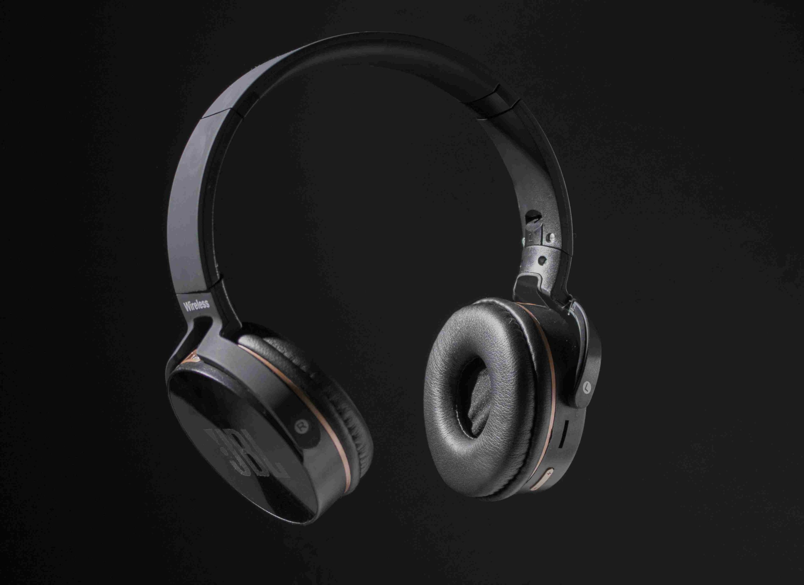 Audífonos JBL negro en fondo negro